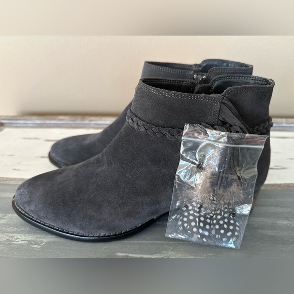 NWOT Gianni Bini Charcoal Gray Feather Ankle Bootie - Size 9.5 - Picture 3 of 9